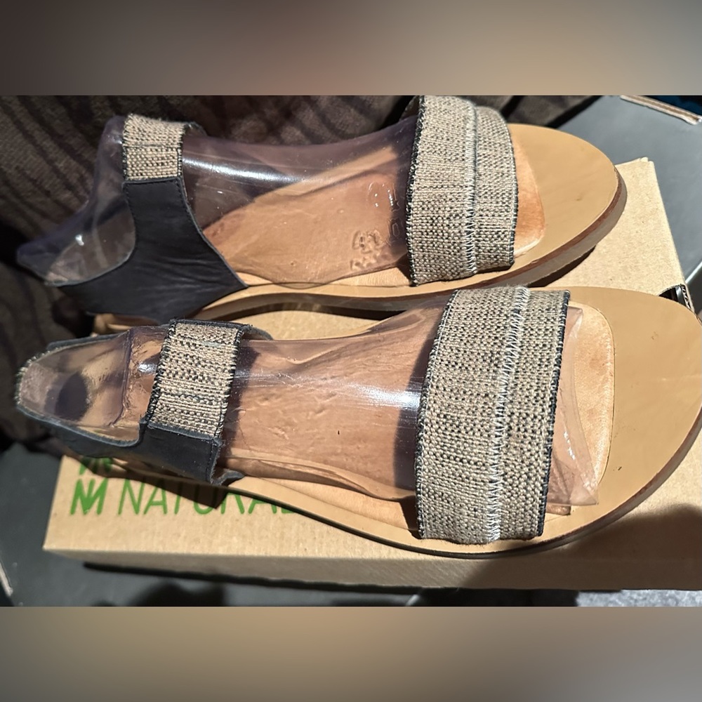 El Naturalista Leather Sandal